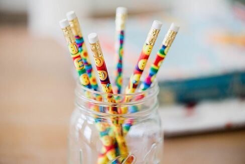 لاكي باين اقلام رصاص بتصميم رموز تعبيرية مرحة للحفلات المبتسمة، صنعت في الولايات المتحدة الامريكية (مجموعة من 24 قلم) in Kuwait