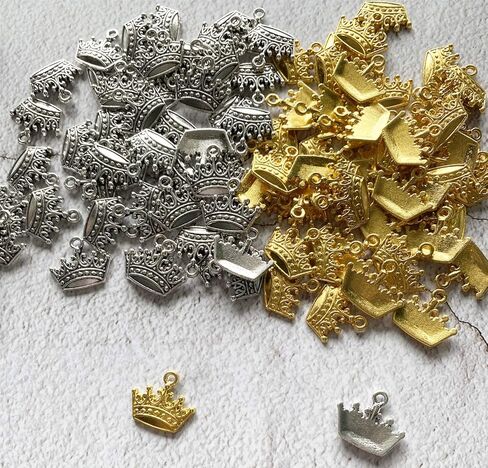 100 قطعة من Pinhoollgo دلايات على شكل تاج من خليط معدني DIY دلاية على شكل تاج لصنع السوار والقلادة، وصنع المجوهرات بنفسك، فضي وذهبي، 50 قطعة/ألوان in Kuwait