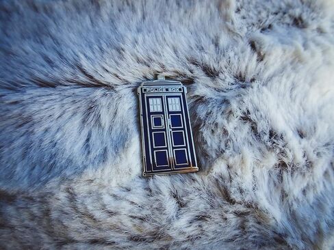 دبوس Apex Imports Tardis Whovian Retired Enamel Lapel Pin 1" in Kuwait