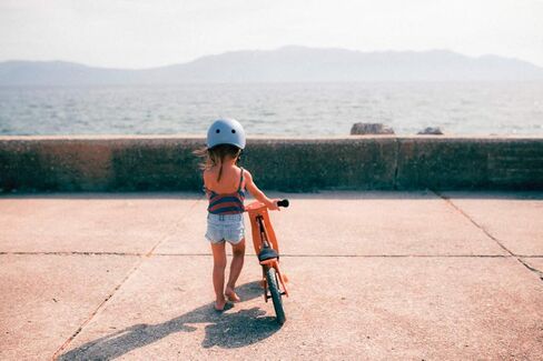 خوذة Kinderfeets - خوذة قرصية قابلة للتعديل للأطفال الصغار والأطفال | وسادات ملائمة قابلة للتخصيص وحزام ذقن مبطن يوفر الضغط | غلاف من البولي فينيل كلوريد لحماية مثالية للرأس in Kuwait