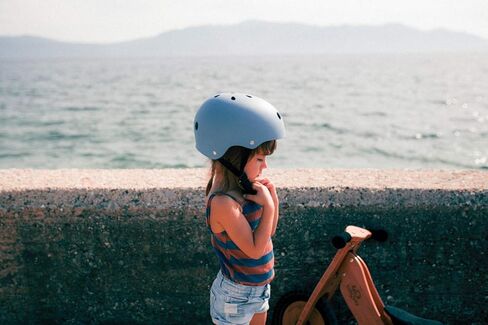 خوذة Kinderfeets - خوذة قرصية قابلة للتعديل للأطفال الصغار والأطفال | وسادات ملائمة قابلة للتخصيص وحزام ذقن مبطن يوفر الضغط | غلاف من البولي فينيل كلوريد لحماية مثالية للرأس in Kuwait