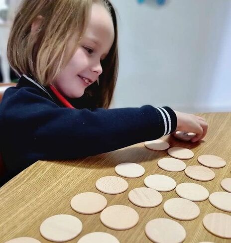 1 Inch Round Wood Coins 200 Pcs, Natural Wood Slices Wood Cutout Circles Chips, Wood Round Tokens, D&D Tokens, Reward Coins, for Crafts Projects, Ornaments in Kuwait