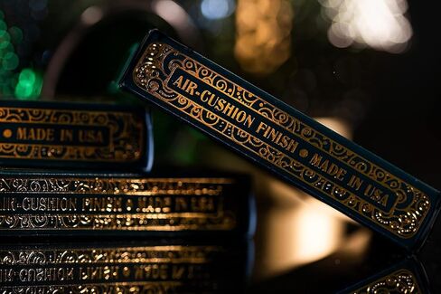 مجموعة أوراق لعب الدراجة الهوائية مكونة من 6 قطع من أوريو باللون الأسود مع صندوق من رقائق الذهب. in Kuwait