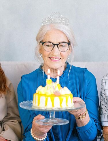 مجموعة وشاح وتاج عيد الميلاد التسعين للنساء - وشاح لامع رائع مع الزهور وأحجار الراين - تاج معدني - هدية مثالية لعيد الميلاد التسعين لها، ملكة الحفلة! in Kuwait