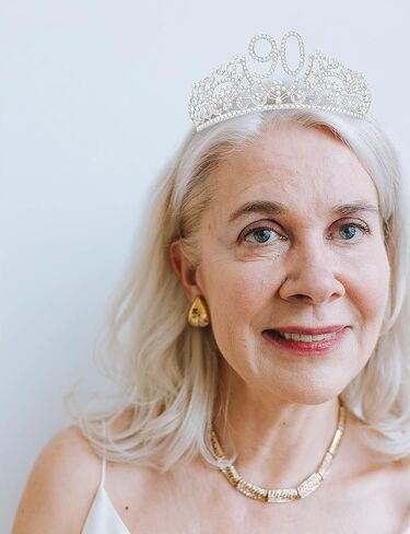 مجموعة وشاح وتاج عيد الميلاد التسعين للنساء - وشاح لامع رائع مع الزهور وأحجار الراين - تاج معدني - هدية مثالية لعيد الميلاد التسعين لها، ملكة الحفلة! in Kuwait