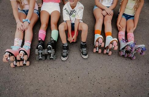 زلاجات دوارة للأطفال والنساء من Angels Skates - زلاجات رباعية من جلد البولي يوريثان عالي الجودة - زلاجات دوارة عالية قابلة للتعديل مثالية للاستخدام الداخلي والخارجي للفتيات - مقاسات 1-13 in Kuwait