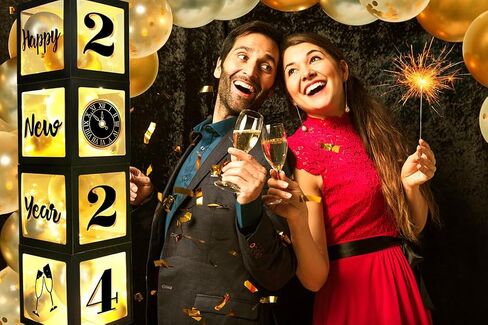 اوكي صناديق بالونات لحفلات ليلة رأس السنة الجديدة 2024 مع بالونات وخيوط اضاءة LED بلون اسود وذهبي لحفلات ليلة رأس السنة الجديدة لمستلزمات حفلات ليلة رأس السنة الجديدة 2023 in Kuwait