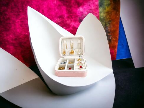 صندوق مجوهرات السفر من BJDAMAI - صندوق مجوهرات للفتيات المراهقات، إكسسوارات أساسيات السفر، هدايا سفر لطيفة، مناسبة للحلقات والأقراط والقلائد وتخزين أحمر الشفاه! (نمط فتاة الكرتون الوردي) in Kuwait