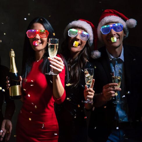 36 قطعة من لوازم الحفلات LED تتضمن 20 صافرة مضيئة مع قلادة حبل و16 قطعة من النظارات المضيئة LED تتوهج في الظلام، هدايا حفلات النيون والكرنفال والكريسماس والهالوين in Kuwait