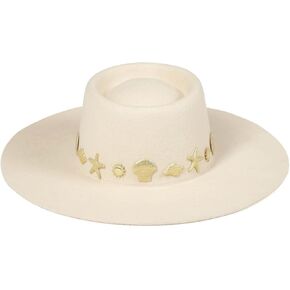 قلة اللون على شاطئ البحر in Kuwait