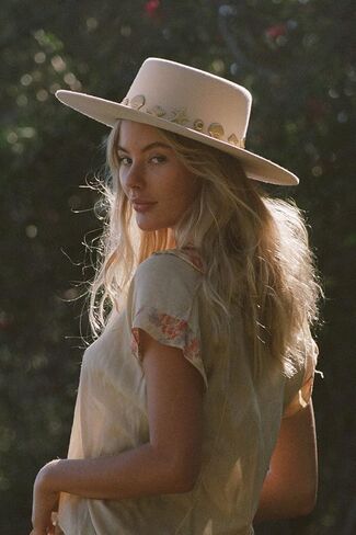 قلة اللون على شاطئ البحر in Kuwait