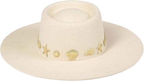 قلة اللون على شاطئ البحر in Kuwait