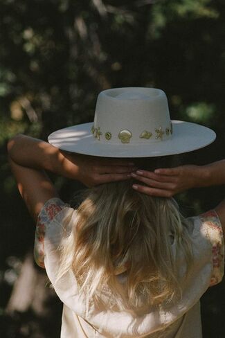 قلة اللون على شاطئ البحر in Kuwait