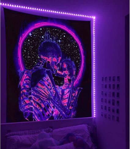 Manicer Blacklight Skull Tapestry، The Kissing Lovers Tapestry UV رد الفعل Trippy Neon Tapestry يتوهج في خلفية الحفلات المظلمة، هيكل عظمي جدار الفن لغرفة النوم وغرفة المعيشة - 51.2 "× 59.1" in Kuwait