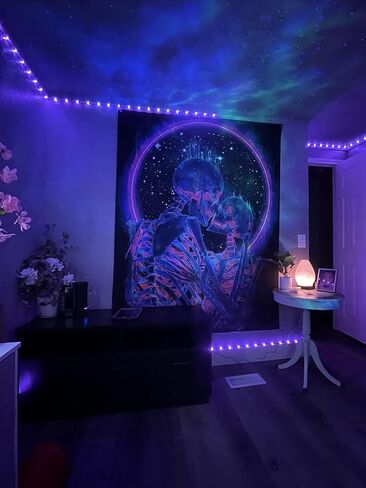 Manicer Blacklight Skull Tapestry، The Kissing Lovers Tapestry UV رد الفعل Trippy Neon Tapestry يتوهج في خلفية الحفلات المظلمة، هيكل عظمي جدار الفن لغرفة النوم وغرفة المعيشة - 51.2 "× 59.1" in Kuwait