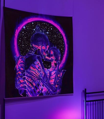 Manicer Blacklight Skull Tapestry، The Kissing Lovers Tapestry UV رد الفعل Trippy Neon Tapestry يتوهج في خلفية الحفلات المظلمة، هيكل عظمي جدار الفن لغرفة النوم وغرفة المعيشة - 51.2 "× 59.1" in Kuwait