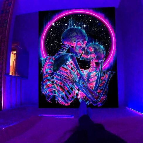 Manicer Blacklight Skull Tapestry، The Kissing Lovers Tapestry UV رد الفعل Trippy Neon Tapestry يتوهج في خلفية الحفلات المظلمة، هيكل عظمي جدار الفن لغرفة النوم وغرفة المعيشة - 51.2 "× 59.1" in Kuwait