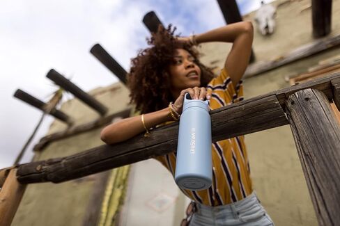 سلسلة LifeStraw Go - زجاجة فلتر مياه معزولة من الفولاذ المقاوم للصدأ للسفر والاستخدام اليومي تزيل البكتيريا والطفيليات والمواد البلاستيكية الدقيقة، وتحسن الطعم، 24oz أزرق أيسلندي in Kuwait