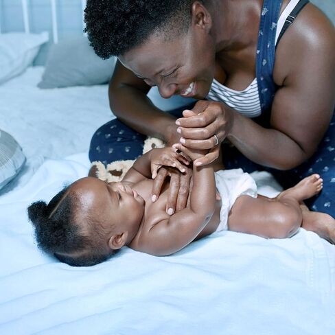 مجموعة هدايا أساسيات العناية الكاملة من بيبي دوف - مجموعة هدايا للأطفال مع غسول جسم دوف للأطفال، ولوشن دوف للأطفال، وحزمة من مناديل دوف المبللة للأطفال، وإسفنجة استحمام للأطفال على شكل حمامة (مجموعة من 4 قطع) in Kuwait