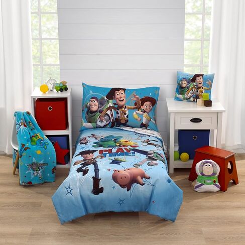 طقم سرير أطفال مكون من 4 قطع من Disney Toy Story It's Play Time باللون الأزرق والأخضر والأحمر والأصفر والخشبي والبز - لحاف، وملاءة سفلية مثبتة، وملاءة علوية مسطحة، وغطاء وسادة ذو وجهين in Kuwait