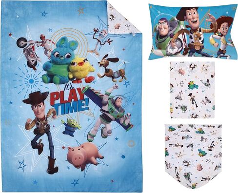 طقم سرير أطفال مكون من 4 قطع من Disney Toy Story It's Play Time باللون الأزرق والأخضر والأحمر والأصفر والخشبي والبز - لحاف، وملاءة سفلية مثبتة، وملاءة علوية مسطحة، وغطاء وسادة ذو وجهين in Kuwait