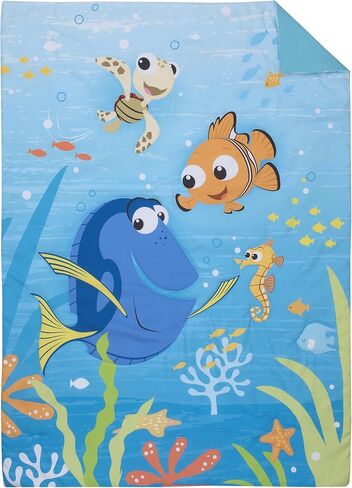 طقم سرير أطفال مكون من 4 قطع من Disney Toy Story It's Play Time باللون الأزرق والأخضر والأحمر والأصفر والخشبي والبز - لحاف، وملاءة سفلية مثبتة، وملاءة علوية مسطحة، وغطاء وسادة ذو وجهين in Kuwait