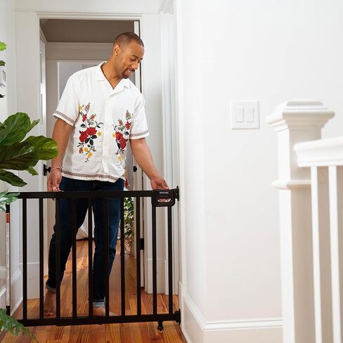 سلم سمر إنفانت الفاخر سهل لتأمين بوابة الحيوانات الأليفة والطفل الآمنة، عرض 30 - 48 بوصة، طول 32 بوصة، سهل التركيب على الحائط أو الدرابزين في المدخل أو الدرج، حامل الأجهزة، إغلاق تلقائي من خلال الباب من خشب البلوط in Kuwait