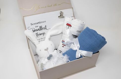 صندوق هدايا MJ Gifts للأطفال حديثي الولادة: حزمة هدايا فريدة من نوعها - بطانية عضوية، أرنب محب للأمان مع جرس، إطار صور أنيق ومشابك لهاية - هدايا مثالية لاستحمام الطفل (أزرق) in Saudi Arabia