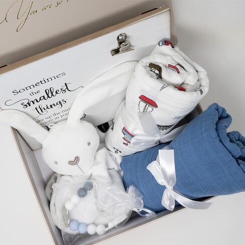 صندوق هدايا MJ Gifts للأطفال حديثي الولادة: حزمة هدايا فريدة من نوعها - بطانية عضوية، أرنب محب للأمان مع جرس، إطار صور أنيق ومشابك لهاية - هدايا مثالية لاستحمام الطفل (أزرق) in Saudi Arabia