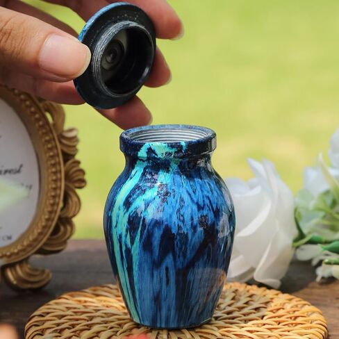 جرة تذكارية صغيرة للرماد البشري 2.7 انش - جرة صغيرة لحرق الجثث هدية تذكارية لفقدان احبائك مع شنطة مخملية - حامل رماد ازرق هادئ فريد من نوعه للام والاب in Kuwait