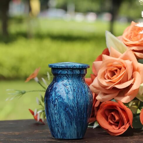 جرة تذكارية صغيرة للرماد البشري 2.7 انش - جرة صغيرة لحرق الجثث هدية تذكارية لفقدان احبائك مع شنطة مخملية - حامل رماد ازرق هادئ فريد من نوعه للام والاب in Kuwait