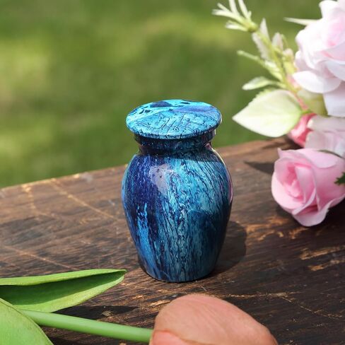 جرة تذكارية صغيرة للرماد البشري 2.7 انش - جرة صغيرة لحرق الجثث هدية تذكارية لفقدان احبائك مع شنطة مخملية - حامل رماد ازرق هادئ فريد من نوعه للام والاب in Kuwait
