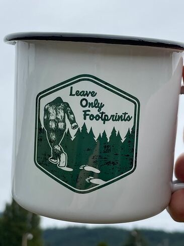 كوب BigFOOT SASQUATCH Camo Vintage Campfire، مطلي بالمينا الكلاسيكية فوق الفولاذ، كوب قهوة للتخييم في الهواء الطلق، كوب هدية رائع لمحبي الجبال والمشي لمسافات طويلة والتخييم (16oz) in Kuwait