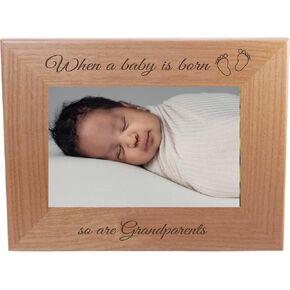 CustomGiftsNow عندما يولد الطفل وكذلك الأجداد - إطار خشبي من خشب ألدر الطبيعي المنقوش بالليزر/صورة على سطح الطاولة، مجموعة ذاكرة العائلة، إطار خشبي لصورة الطفل الجديد (أفقي 4x6 بوصة)