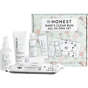 مجموعة هدايا The Honest Company Babe's Clean Bum | الحفاضات + مستلزمات حديثي الولادة | 99% مناديل مبللة بالماء (60 قيراط)، كريم طفح الحفاضات (2.5 أونصة)، حفاضات نظيفة واعية (مقاس 1، 7 قيراط) in Kuwait