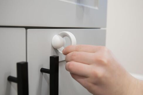 قفل مغناطيسي للخزانة والأدراج من ريجالو هوم سيفتي، علامة تجارية حائزة على جوائز، 4 عبوات، تتضمن 4 أقفال خزانة مغناطيسية، 1 مفتاح مغناطيسي، سهل التركيب، لاصق 3M، أبيض in Kuwait