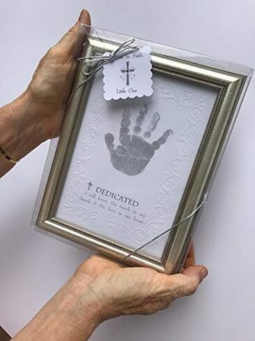 The Grandparent Gift Company - إطار طاولة أو رف خشبي منقوش باللون الفضي مقاس 5 × 7 مع مشاعر "التعميد" - هدايا تعميد ببصمة يد الطفل in Kuwait
