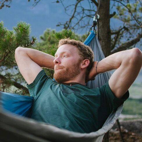 أرجوحة تخييم مزدوجة من Fox Outfitters Neolite - أرجوحة مظلات نايلون محمولة خفيفة الوزن لحقائب الظهر والسفر والشاطئ والفناء. تتضمن أشرطة الأرجوحة وحلقات تسلق الفولاذ (كاكي/أخضر زيتوني) in Kuwait