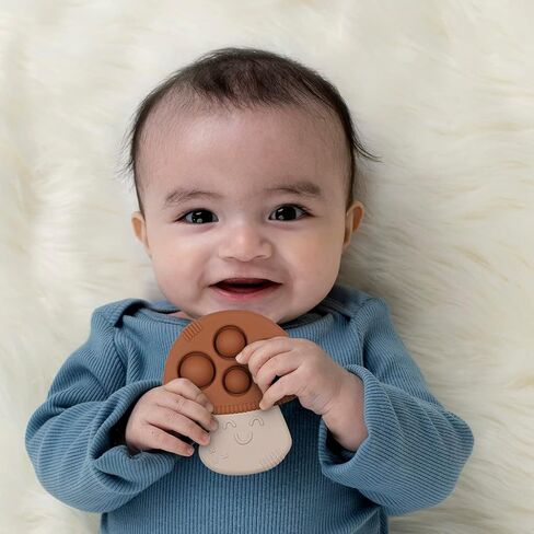 لعبة Itzy Ritzy Sensory Popper - تتميز لعبة Itzy Pop بملمس مرتفع لتهدئة اللثة الملتهبة؛ يخفف التوتر ويحسن المهارات الحركية الدقيقة؛ يمكن ربطها بحقيبة أو حزام اللهاية؛ ديناصور ليلك in Saudi Arabia