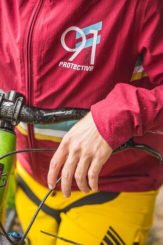 سترة مطر واقية للرجال للأنشطة الخارجية ومغامرات ركوب الدراجات - طاردة للماء ومصنوعة من البوليستر المعاد تدويره in Kuwait