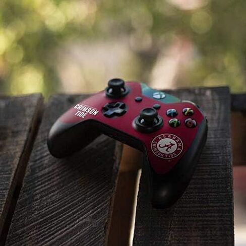 ملصق Skinit المخصص للألعاب متوافق مع وحدة تحكم Xbox One - تصميم مرخص رسميًا من College Alabama Crimson Pride in Saudi Arabia