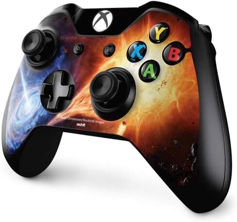 غلاف Skinit المخصص للألعاب متوافق مع وحدة تحكم Xbox One - نظام StockTrek الثنائي المرخص رسميًا والذي يدور بالقرب من تصميم Black Hole in Saudi Arabia