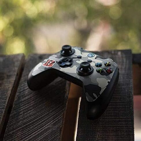 ملصق Skinit المخصص للألعاب متوافق مع وحدة تحكم Xbox One Elite - تصميم مموه مرخص رسميًا من NFL Cincinnati Bengals in Kuwait