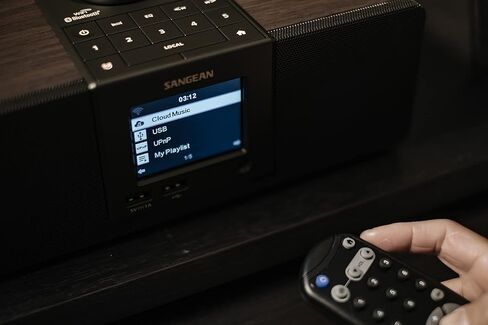 Sangean WFR-32 راديو الإنترنت/AUX/بلوتوث/تطبيق AirMusic/إدارة تفضيلات الراديو المحلية الذكية/تشغيل USB وشحن الهاتف راديو خزانة خشبي رقمي (متجدد) in Kuwait