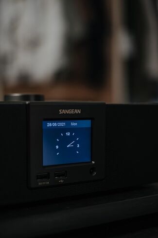 Sangean WFR-32 راديو الإنترنت/AUX/بلوتوث/تطبيق AirMusic/إدارة تفضيلات الراديو المحلية الذكية/تشغيل USB وشحن الهاتف راديو خزانة خشبي رقمي (متجدد) in Kuwait
