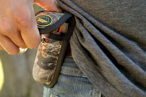 OUTDOOR EDGE RazorPro G Double Blade Hunting Knife – Replaceable Razor Sharp Skinning Blade & Gutting Knife for Fast Field Dressing, Non-Slip Black Handle, Black Sheath with 6 Extra Blades (Orange) in Saudi Arabia