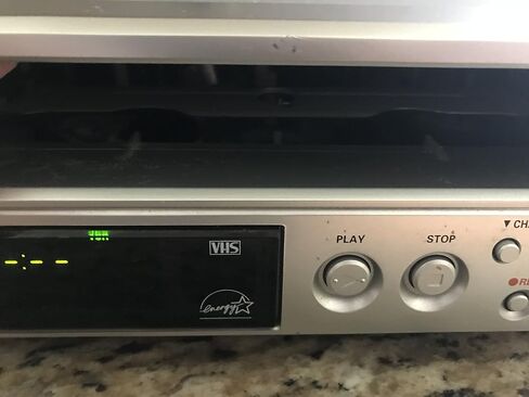 Sanyo DVW6100 TVGuardian DVD player with Built-in 4-HEAD Hi-Fi TV Guardian VCR recorder (Renewed) in Saudi Arabia