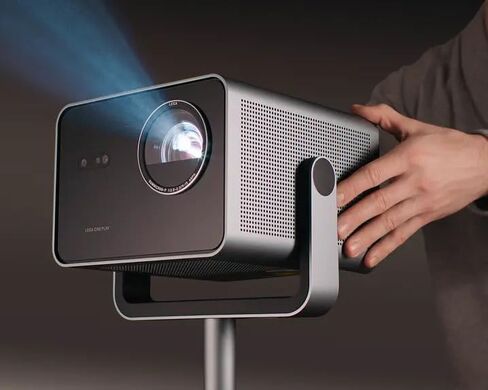 جهاز عرض Leica Cine Play 1 الذكي المحمول - جهاز عرض ثلاثي RGB Laser 4k فائق الوضوح مع واي فاي وبلوتوث - إعداد التوصيل والتشغيل، صوت Dolby - 3,000 لومن (CINE-PLAY-STAND) in Saudi Arabia