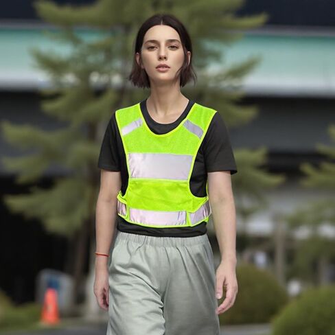 سترة عاكسة للضوء لمعدات الجري الآمنة - سترة عالية الوضوح مع جيب للجري وركوب الدراجات والمشي للنساء والرجال in Kuwait