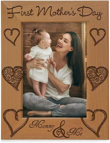 إطار صورة عيد الأم الأول من KATE POSH - إطار صورة من الخشب الطبيعي المنقوش - هدايا عيد الأم الأولى، هدايا الأم الجديدة، هدايا الأم لأول مرة، هدايا الأم وأنا (4x6-أفقي) in Kuwait